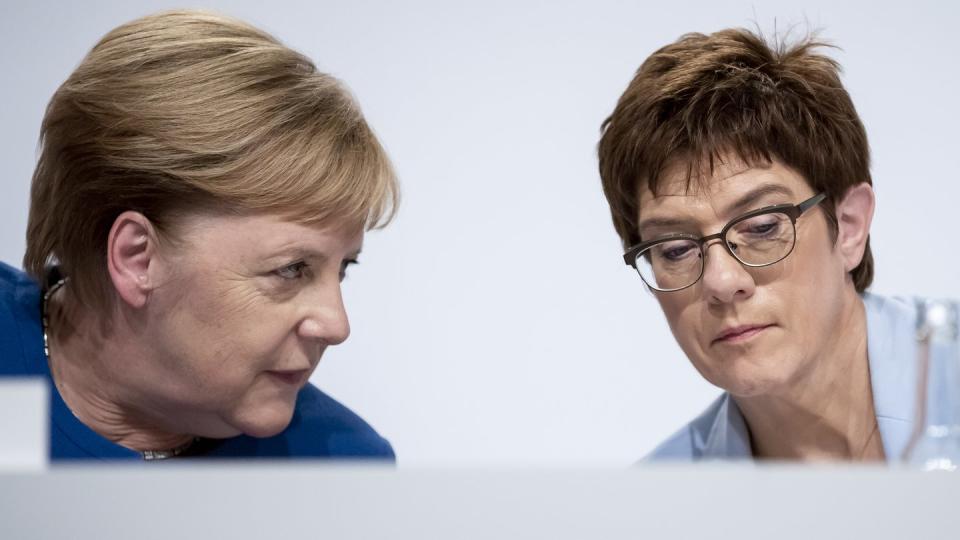 Bundeskanzlerin Angela Merkel und Annegret Kramp-Karrenbauer bei der Pressekonferenz zu den Ergebnissen des Klimakabinetts. Foto: Christoph Soeder