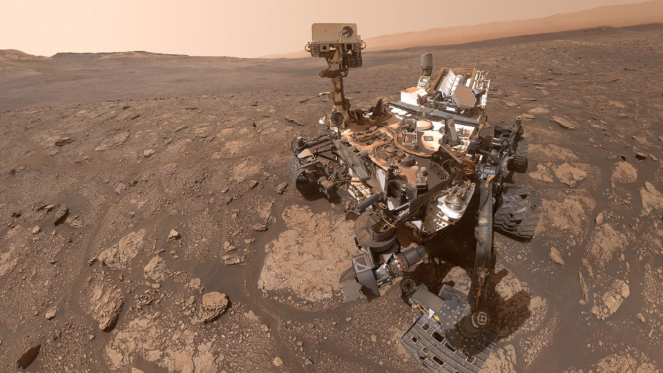 Curiosity prend un selfie sur le site _Mary Anning_ grâce à une caméra nommée Mars Hand Lens Imager, située au bout de ses bras robotiques. <a href="https://mars.nasa.gov/resources/25382/curiositys-selfie-at-the-mary-anning-location-on-mars/?site=msl" rel="nofollow noopener" target="_blank" data-ylk="slk:NASA/JPL-Caltech/MSSS" class="link ">NASA/JPL-Caltech/MSSS</a>