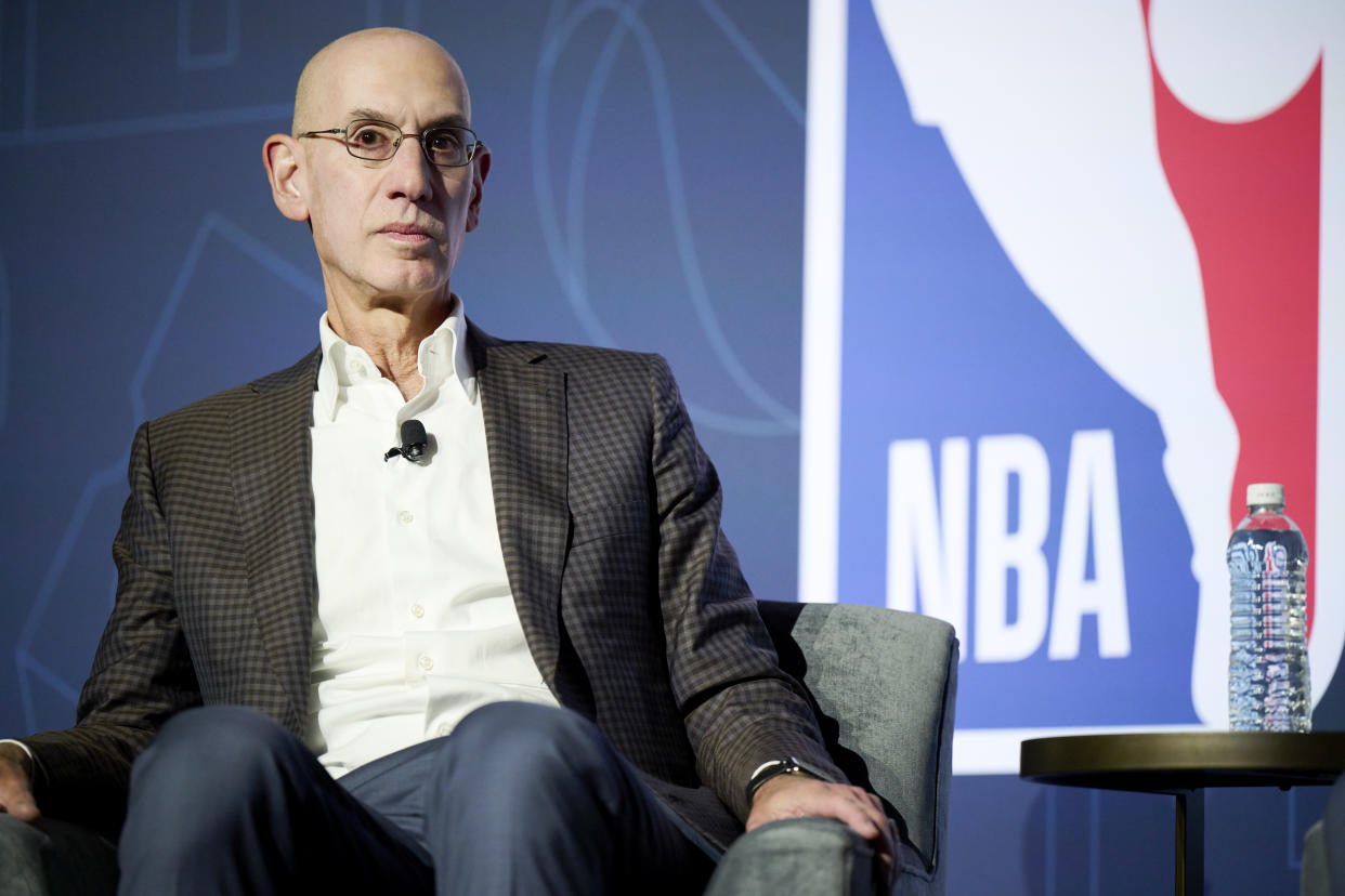 El comisionado de la NBA, Adam Silver, en el escenario de la NBA Con en Las Vegas, el 8 de julio de 2023. (Bridget Bennet/The New York Times)