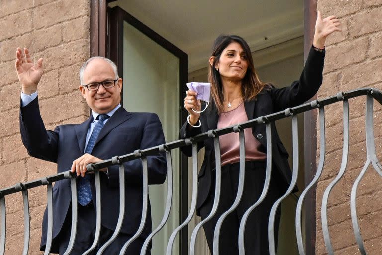 Gualtieri saluda, junto a la alcaldesa Virginia Raggi