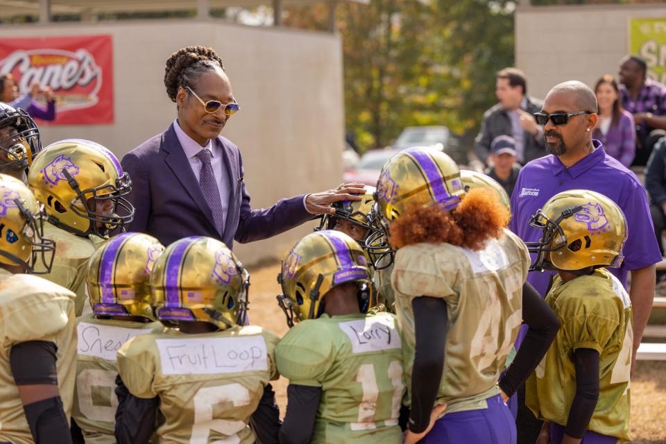 Snoop Dogg, left, as Jaycen "Two Js" Jennings and Mike Epps as Kareem talk to kids in "The Underdoggs."