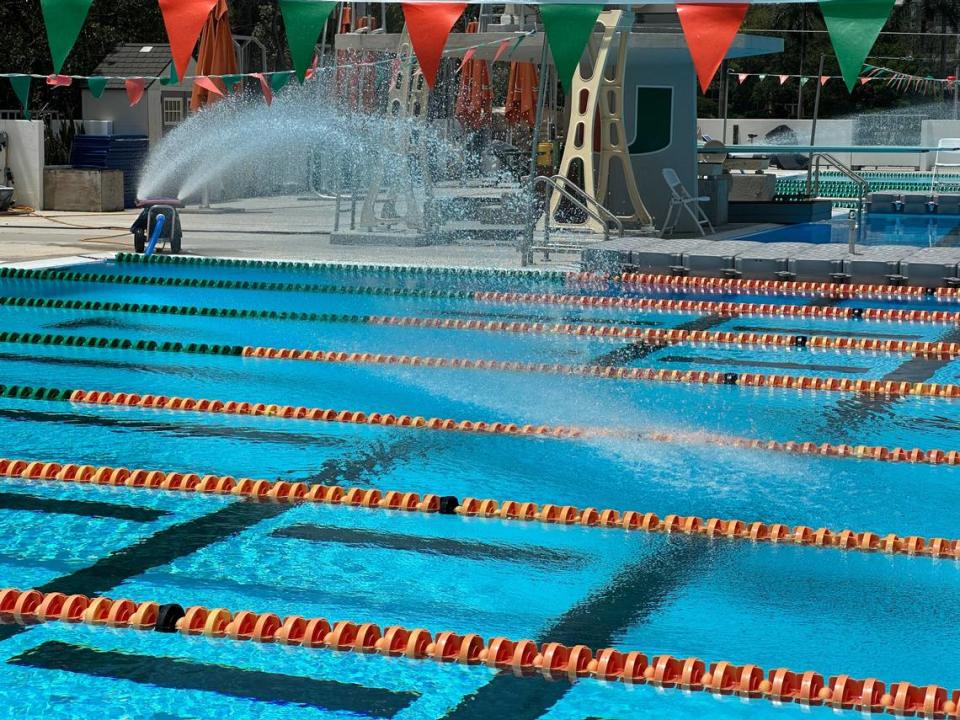 Si puede, use una piscina que se enfríe con un aireador, intente aprovecharla mientras la ola de calor del sur de la Florida perdura en este verano de 2023, el más caluroso de la historia.