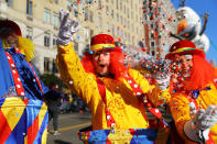 <p>A clown from the Parade Brigade showers the photographer with confetti at the 91st Macy’s Thanksgiving Day Parade in New York, Nov. 23, 2017. (Photo: Gordon Donovan/Yahoo News) </p>