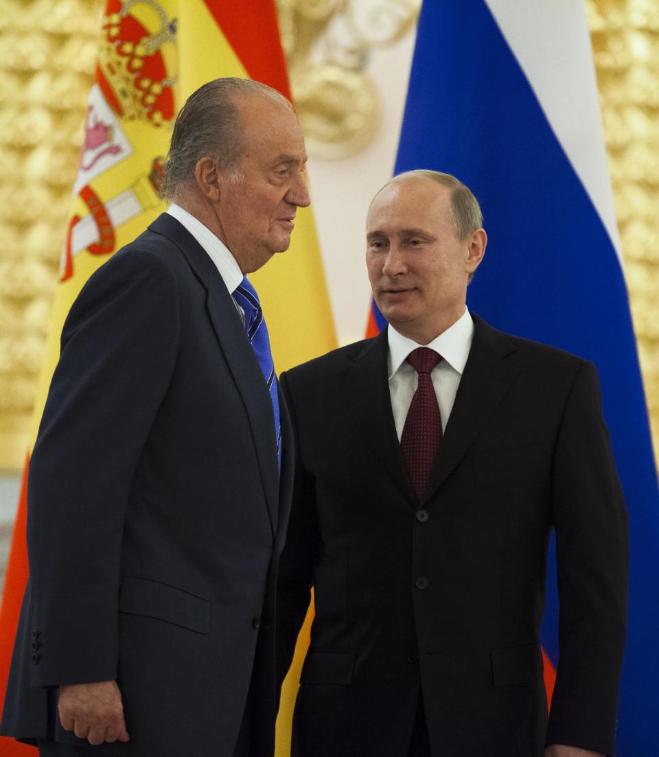 Russian President Vladimir Putin, right, speaks to Spain's King Juan Carlos as he awards him with Russian State Award for humanitarian activism in 2010 in the Kremlin in Moscow, Russia, Thursday, July 19, 2012. (AP Photo/Alexander Zemlianichenko)