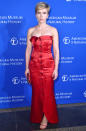 <p>Und hier das Modell „Classic Mrs. Santa:” Scarlett Johansson auf der Gala im American Museum of Natural History in New York in einem Vintage-Dress von Saint Laurent aus rotem Seidensatin. (30. November 2017, Bild: Rex Features) </p>