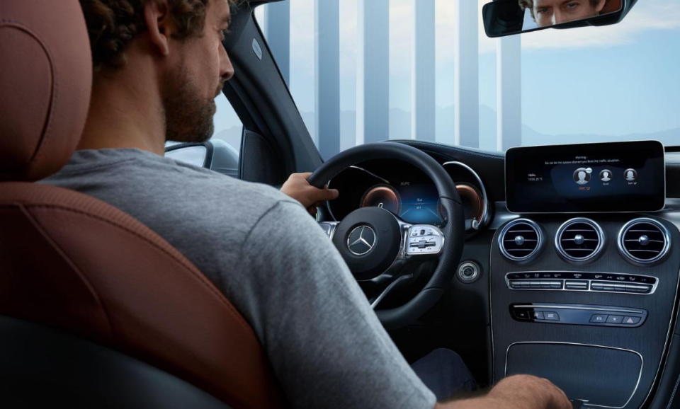 圖／2022 M-Benz GLC Coupe GLC300 4MATIC首度中央標配10.25吋觸控數位螢幕，搭載MBUX多媒體系統，帶給駕駛奢華的視覺與觸覺饗宴。