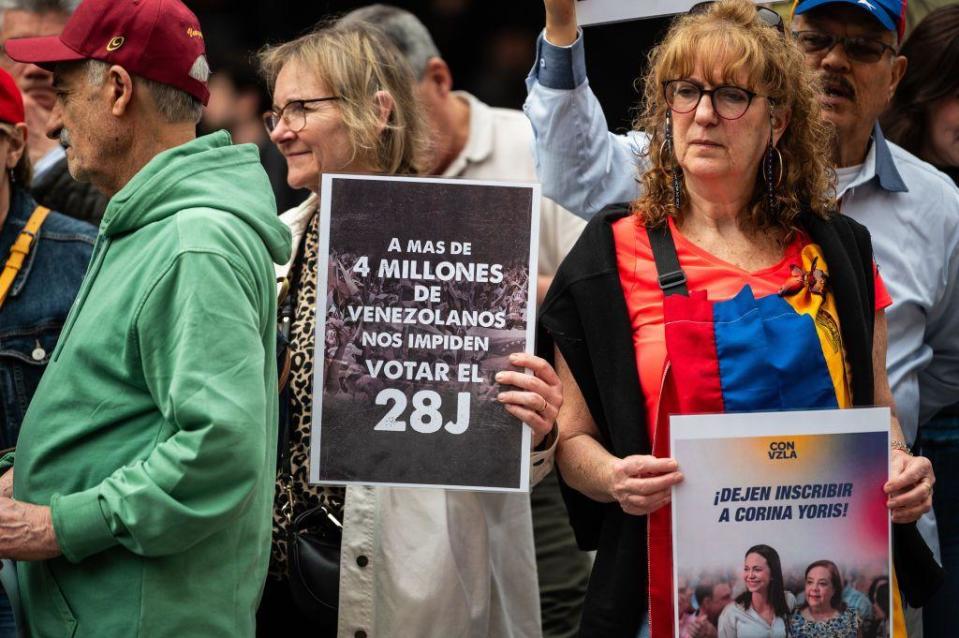 Protesta de venezolanos en Madrid porque no pudieron inscribirse para votar.