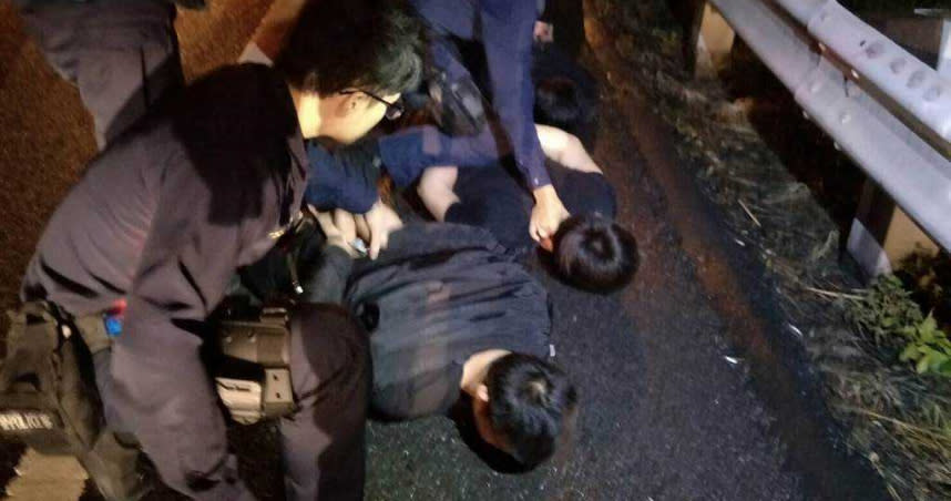 徐姓男子等3人一度拒絕就範甚至加速衝撞警車，最後警方對空鳴槍，3人才乖乖就範。（圖／翻攝畫面）