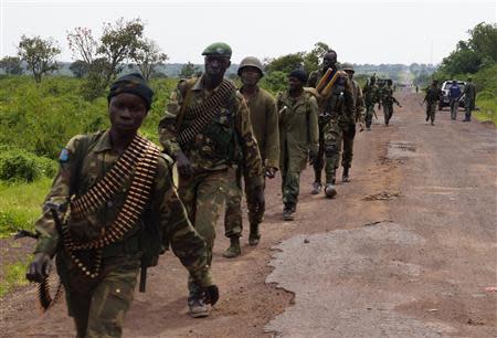 Congolese armed forces (FARDC) soldiers take position along a road as they advance while battling M23 rebels in Kibumba, north of Goma October 26, 2013. REUTERS/Kenny Katombe