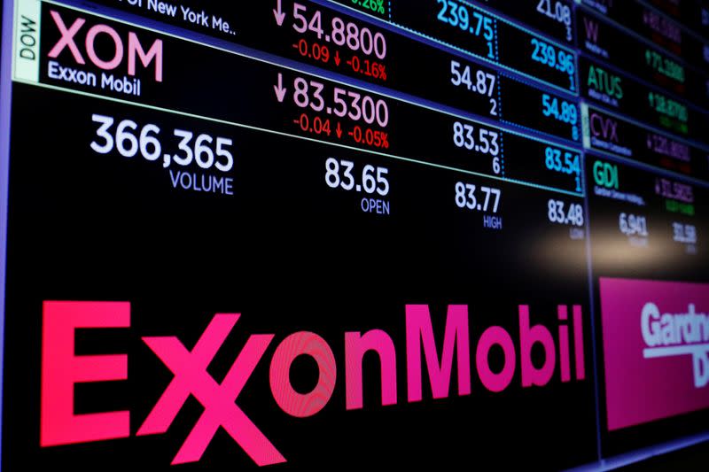 Foto de archivo. Un logotipo de Exxon Mobil se muestra en un monitor en la Bolsa de Nueva York, en Nueva York