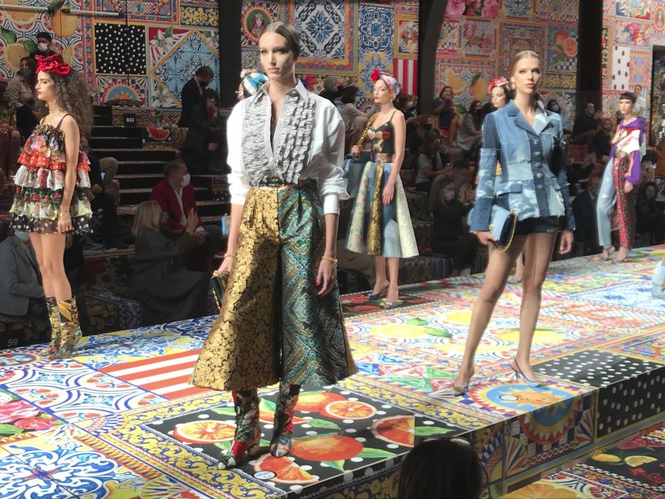 Modelos presentan piezas de la colección de confección para damas primavera-verano 2021 de Dolce & Gabbana durante la Semana de la Moda de Milán en Milán, Italia, el miércoles 23 de septiembre de 2020. (Foto AP/Colleen Barry)