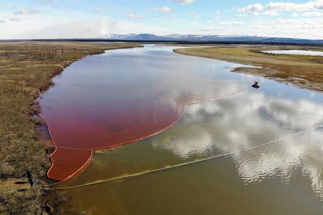 <p>Mai. Marée rouge en Arctique</p>