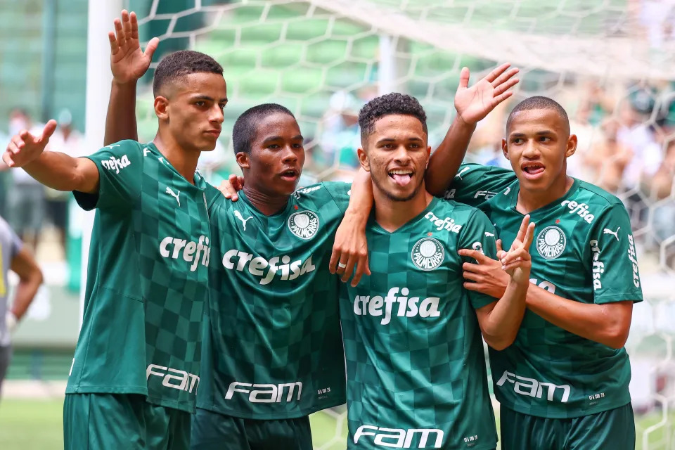 Jogadores do Palmeiras comemoram um dos gols, na vit&#xf3;ria de 4 a 0 sobre o Santos. Foto: Marcello Zambrana/AGIF