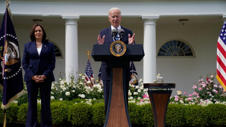 Joe Biden, Präsident der USA, spricht im Beisein von Vizepräsidentin Kamala Harris im Rosengarten des Weißen Hauses über die aktuellen Richtlinien zur Maskenpflicht.