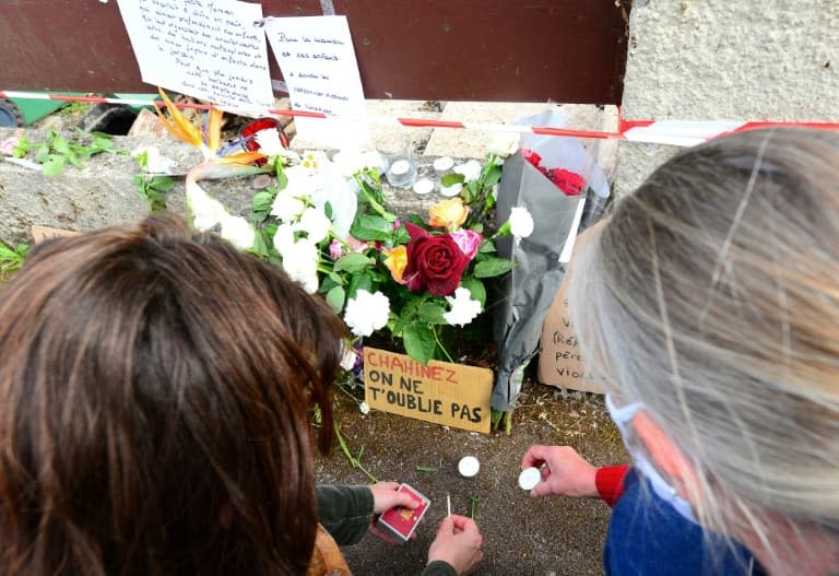 Des fleurs sont déposées le 5 mai 2021 à Mérignac, près de Bordeaux, à l'endroit où une femme de 31 ans a été brûlée vive par son ex mari. - MEHDI FEDOUACH © 2019 AFP