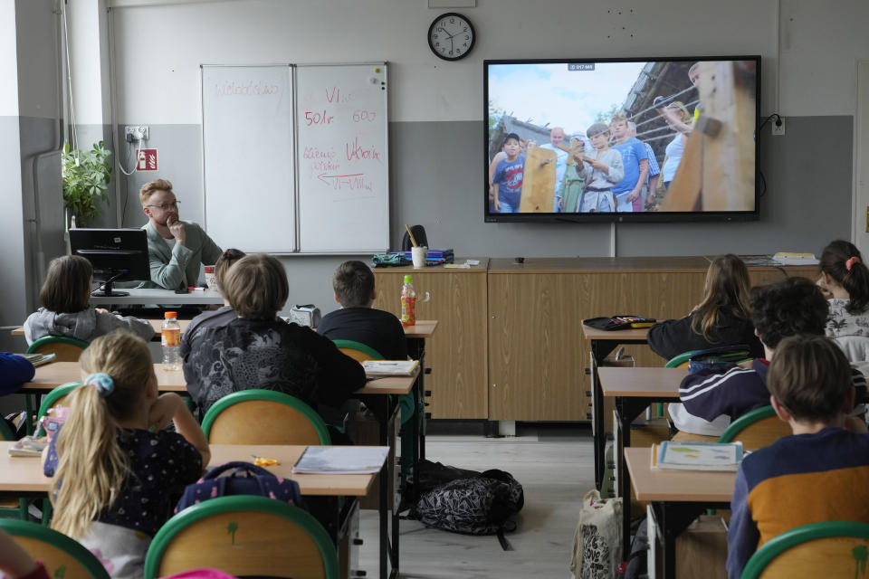 Arkadiusz Korporowicz teaches history to 5th grade children at Primary School number 223 in Warsaw, Poland, Wednesday April 3, 2024. Poland's government has ordered strict limits on the amount of homework that teachers can impose on the lower grades, starting in April. in Warsaw, Poland, Wednesday April 3, 2024. (AP Photo/Czarek Sokolowski)