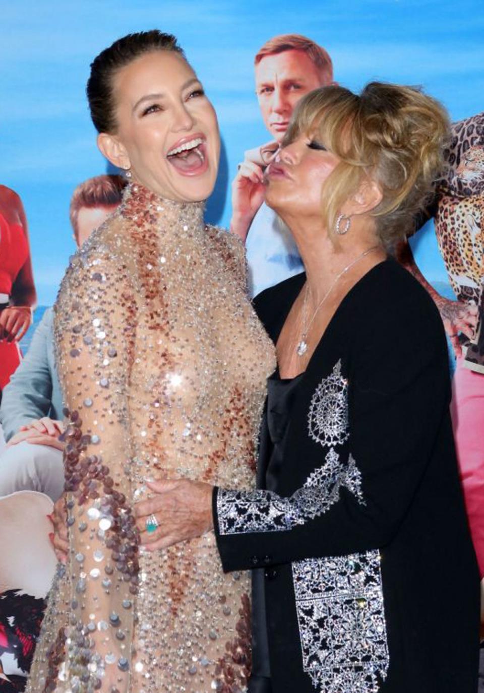 Kate Hudson and Goldie Hawn at the LA premiere of ‘Glass Onion’ (Getty)