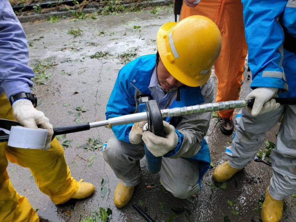 海葵颱風造成屏北等地區停電，台電員工全力搶修。（記者毛莉翻攝）