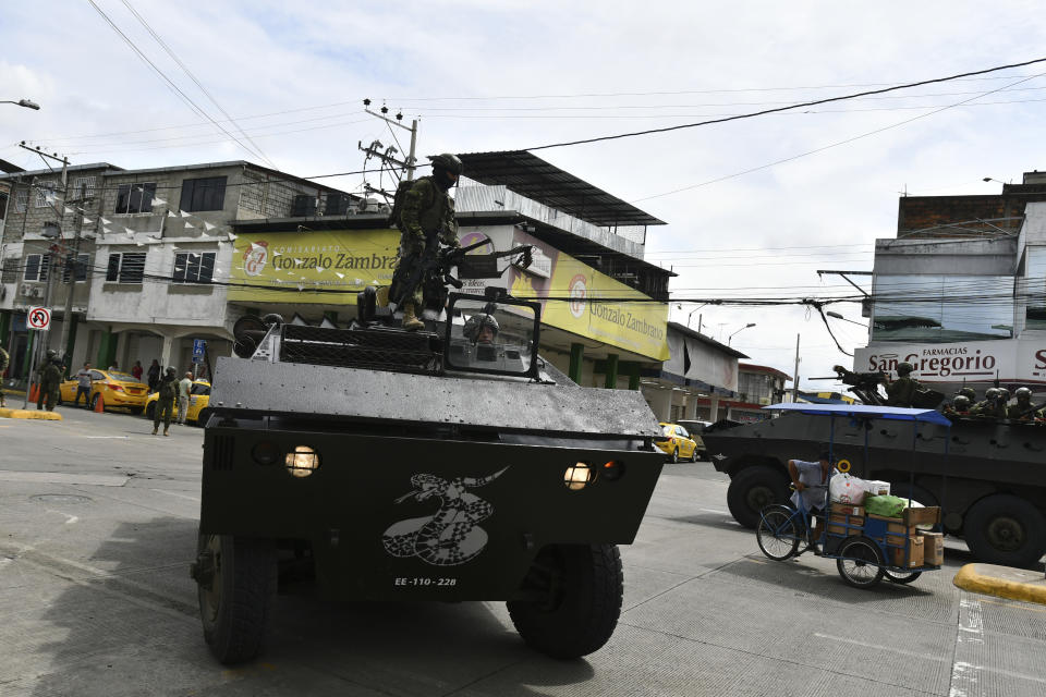 Militares patrullan en vehículos blindados por las calles, en Portoviejo, Ecuador, el jueves 11 de enero de 2024. El presidente Daniel Noboa decretó el lunes un estado de excepción nacional que suspende derechos ciudadanos y permite movilizar al Ejército en tareas de seguridad, ante la última secuencia de ataques violentos en el país. (AP Foto/Ariel Ochoa)