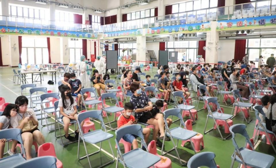 台中市政府教育局十八、十九兩日於全市開設二十六個校園兒童疫苗快打站。（記者陳金龍攝）