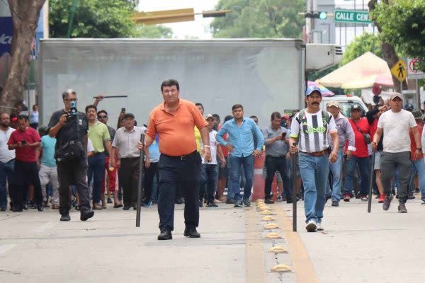 El contingente se enfrentó con un contingente de la CNTE que mantenían un bloqueo en una de las calles. Foto: Cuartoscuro.