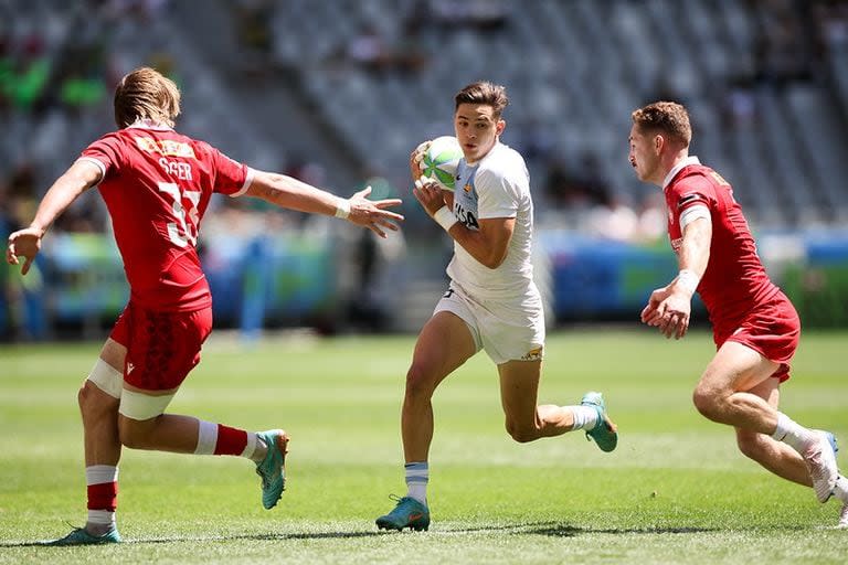 Marcos Moneta se encamina a un try frente a Canadá