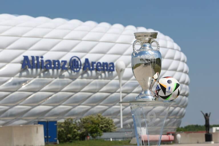 Esta foto tomda el 13 de mayo de 2024 muestra el trofeo de la Eurocopa-2024 delante del estadio Allianz Arena de Múnich (ALEXANDRA BEIER)