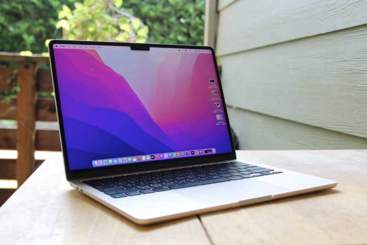 Ecranul MacBook Air M2.