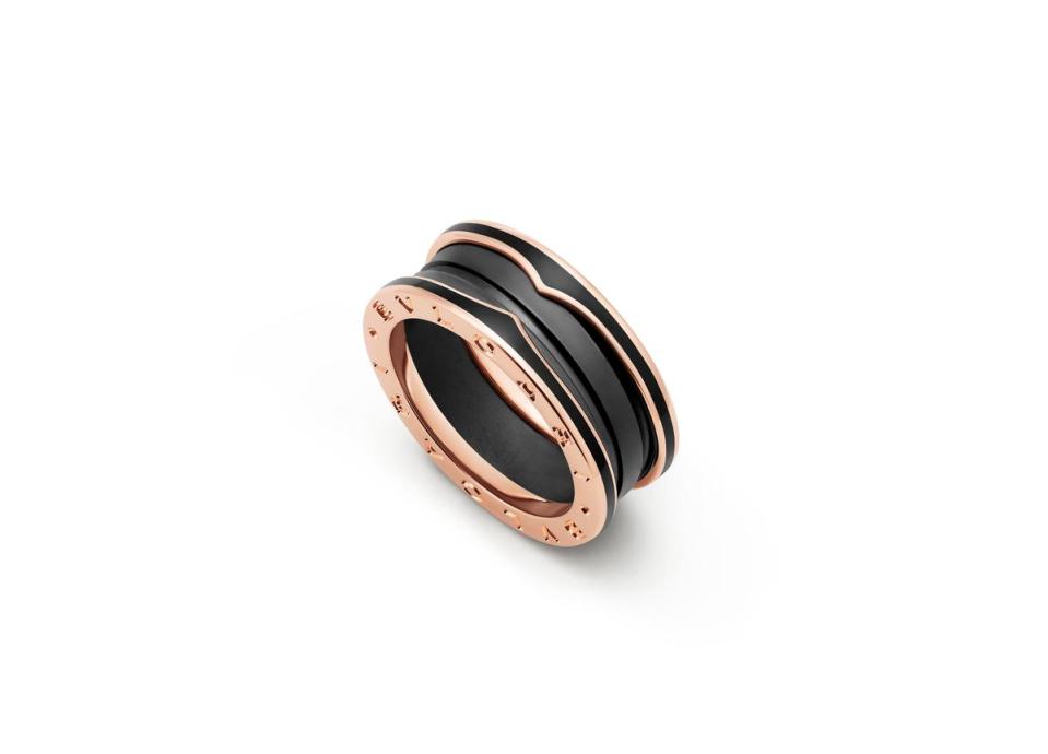 B.zero1系列玫瑰金啞光黑陶瓷雙環戒指。NT$51,700（BVLGARI提供）