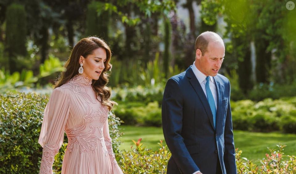 <p>Un beau geste qui prouve leur générosité !</p>
<p>Le prince William, prince de Galles, et Catherine (Kate) Middleton, princesse de Galles, - Les familles royales au mariage du prince Hussein de Jordanie et de Rajwa al Saif, au palais Zahran à Amman (Jordanie)<br /><br /></p> - © BestImage, Backgrid USA / Bestimage