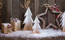 <p>Ob es dieses Jahr weiße Weihnachten geben wird? Darauf können wir bisher nur hoffen. Im Haus allerdings können Sie schon eine Winterlandschaft zaubern. Dafür entweder Kunstschnee aus dem Baumarkt oder dem Bastelgeschäft kaufen oder einfach zu Watte greifen. Damit lassen sich die Krippe, aber auch Fenster und Fensterbretter zu einem Schnee-Paradies verwandeln. (Bild: iStock / Shangarey)</p>