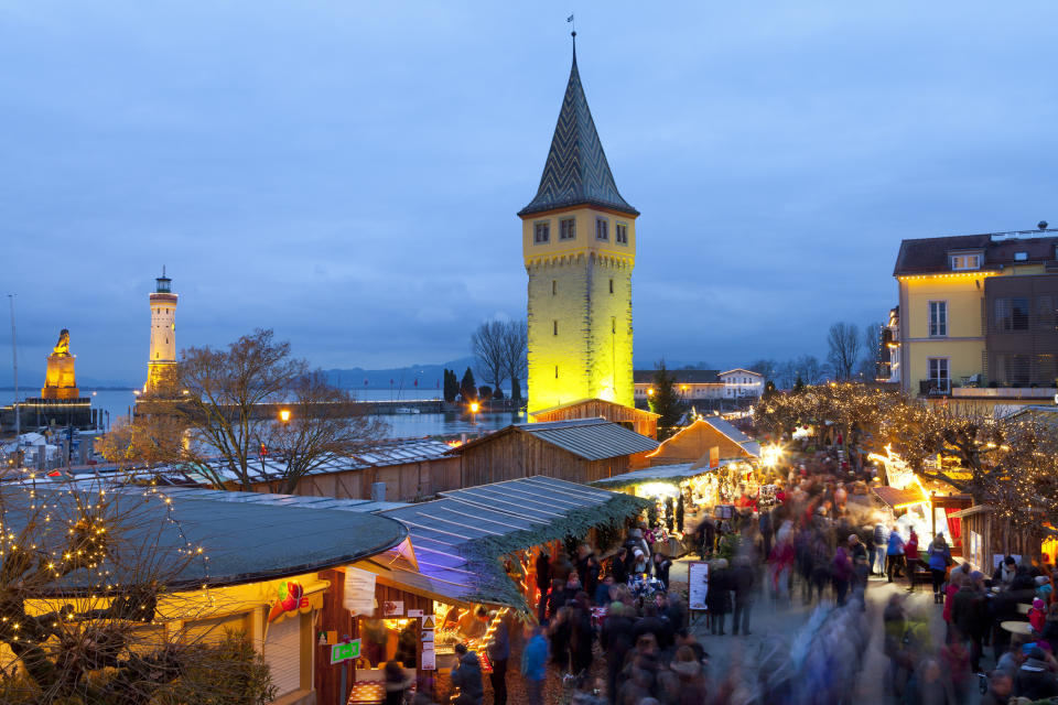 Einmaliges Flair: Der Lindauer Weihnachtsmarkt am Ufer des Bodensees. (Bild: ddp Images)