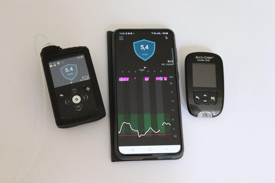 A la izquierda una bomba de insulina que incluye inteligencia artificial. En el centro un teléfono móvil con la aplicación de visualización. A la derecha un glucómetro de calibración. <a href="https://commons.wikimedia.org/wiki/File:Medtronic_MiniMed_780G_insulinpump.jpg" rel="nofollow noopener" target="_blank" data-ylk="slk:MailariX / Wikimedia;elm:context_link;itc:0;sec:content-canvas" class="link ">MailariX / Wikimedia</a>, <a href="http://creativecommons.org/licenses/by-sa/4.0/" rel="nofollow noopener" target="_blank" data-ylk="slk:CC BY-SA;elm:context_link;itc:0;sec:content-canvas" class="link ">CC BY-SA</a>