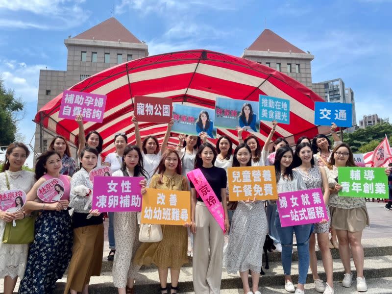 ▲林京玲帶著助選團前往登記，成為會場醒目的「正妹女子兵團」。（圖／林京玲提供，2022.09.01）