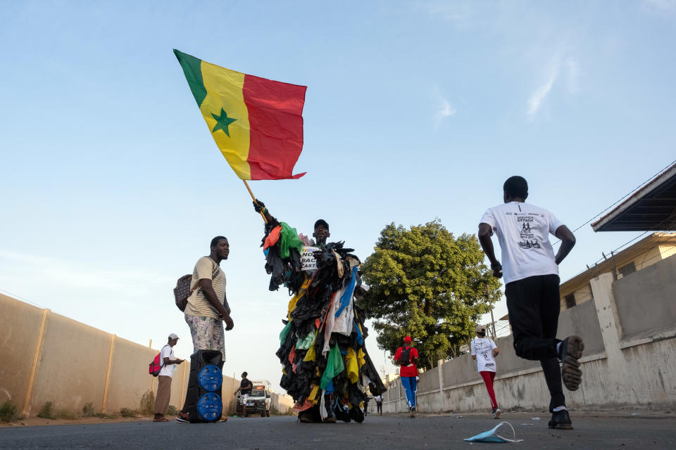 Modou Fall, quien trabaja para educar a los residentes de Senegal sobre los peligros de los desechos de plástico, en el maratón anual en Dakar, Senegal, el 21 de noviembre de 2021. (Ricci Shryock/The New York Times)