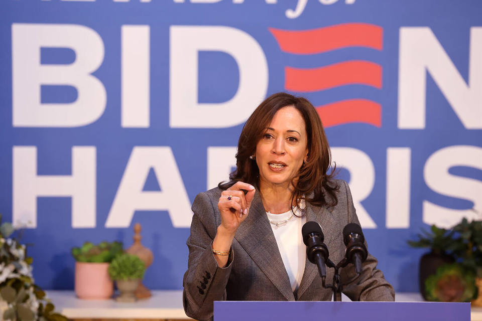 La vicepresidenta Kamala Harris habla durante un evento de campaña en el espacio de coworking de Bottega Exchange en Las Vegas, el 15 de abril de 2024. (K.M. Cannon/Las Vegas Review-Journal/Tribune News Service vía Getty Images)