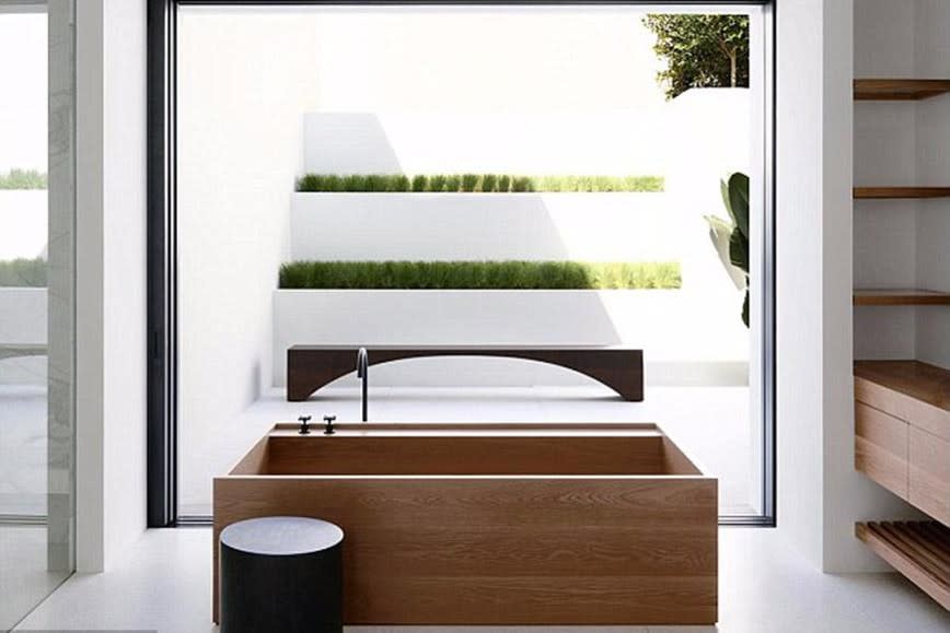 <p>Oder sich in dieser Holzbadewanne ein langes Bad zu gönnen! </p>