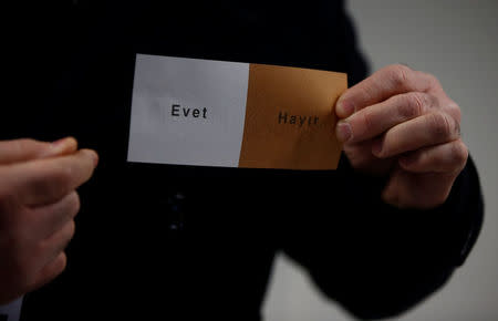 Turkish voters living in Germany cast their ballots on the constitutional referendum at the Turkish consulate in Berlin, Germany, March 27, 2017. REUTERS/Fabrizio Bensch