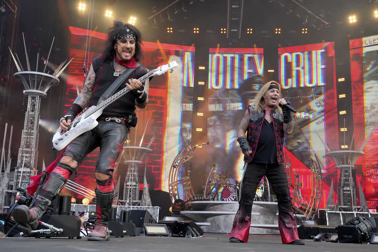 Nikki Sixx y Vince Neil de Mötley Crüe en el concierto que la banda dio en Atlanta, en junio último