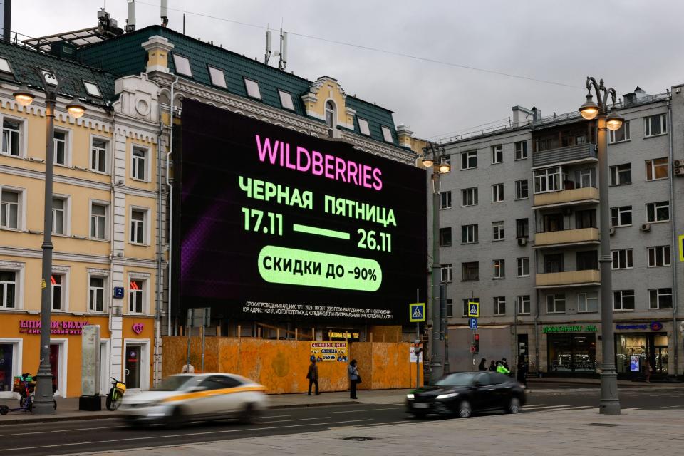 Ein Bildschirm wirbt für den Ausverkauf am Schwarzen Freitag bei Wildberries in Moskau