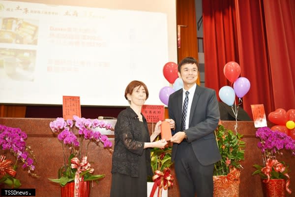 前校長吳景南夫人吳黃治女士(左)當場捐贈校務基金三萬元由校長代表接受表達謝意，受到師生們讚譽。(記者劉春生攝)
