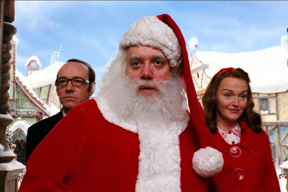 Editorial use only. No book cover usage. Mandatory Credit: Photo by Warner Bros/Kobal/Shutterstock (5885512f) Kevin Spacey, Paul Giamatti, Miranda Richardson Fred Claus - 2007 Director: David Dobkin Warner Bros. USA Scene Still Comedy Frère Noël