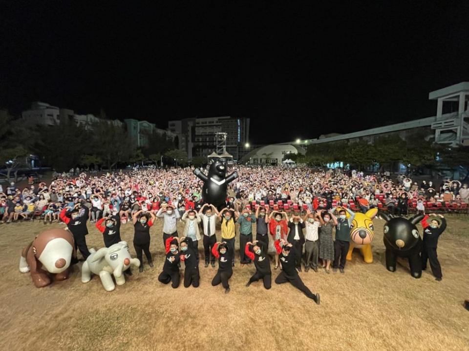 港明高中即將歡度六十歲，特別邀請紙風車劇團演出，現場湧入二千多人為學校暖壽。(港明提供)