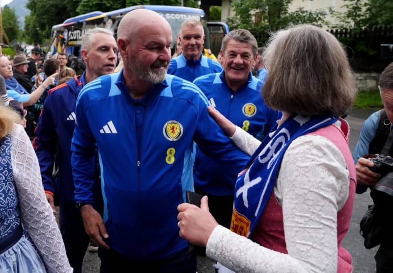 Mayor of Garmisch-Partenkirchen Elizabeth Koch (R) greets Scotland manager Steve Clarke as they make their way to a reception at Bayernhalle in Garmisch-Partenkirchen ahead of the UEFA EURO 2024. Andrew Milligan/PA Wire/dpa