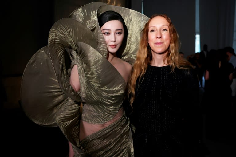 La actriz china Fan Bingbing (I) y la diseñadora holandesa Iris Van Herpen posan durante una presentación de la colección alta costura otoño invierno 2024-2025 en París, el 24 de junio de 2024 (Emmanuel Dunand)