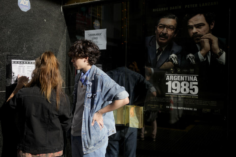 Una pareja revisa los horarios de la película "Argentina 1985" en Buenos Aires, Argentina, el 17 de octubre de 2022. (Foto AP/Natacha Pisarenko)