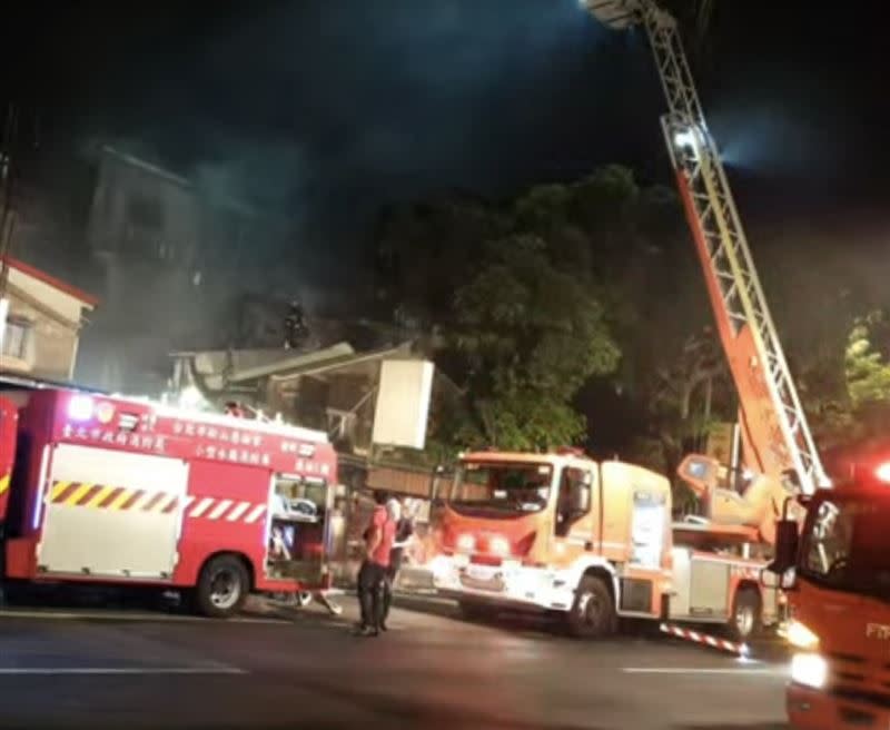 松山區慶城街深夜火警。（圖／翻攝畫面）