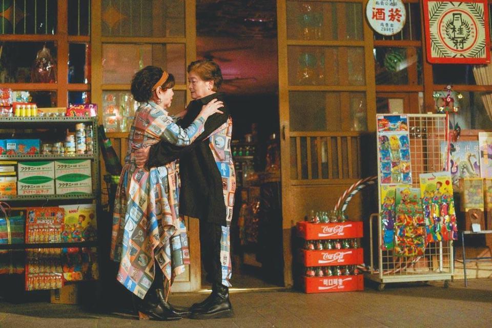 陳淑芳（左）主演INF的微電影《時光機》，戲中她守候在柑仔店，終於在40年後與同性愛人重逢。（INF提供）