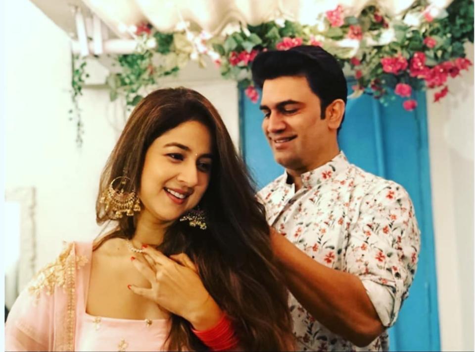 Both started pretty young, but have accomplished a lot in the industry. Sharad, after appearing in a multiple movies in supporting roles, received a lot of critical acclaim for essaying Chhatrapati Shivaji Maharaj with perfection in <em>Tanhaji</em>. On the other hand, Keerti rules the television scene as one of the most sought after actresses and had replaced Dipika Kakkar/Ibrahim in <em>Sasural Simar Ka</em> in 2017. Sharad and Keerti came together as an estranged couple in Zee TV's <em>Saat Phere: Saloni Ka Safar, </em>and complete 15 years of marriage this year after tying the knot in 2005.