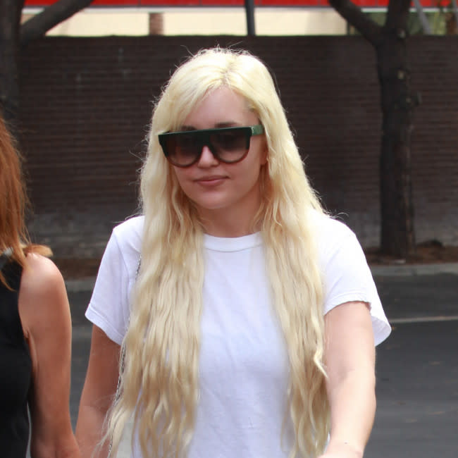 Amanda Bynes estudia para ser manicurista credit:Bang Showbiz